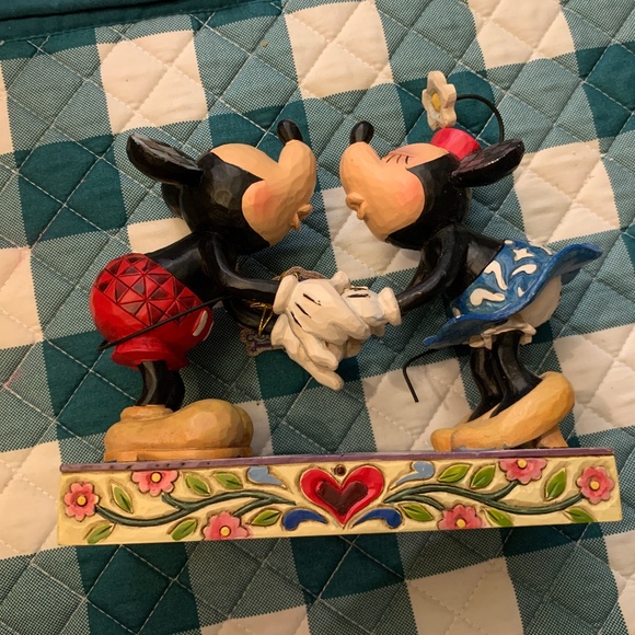 Disney Traditions Mickey & Minnie "Smooch for my Sweetie" - Picture 9 of 10